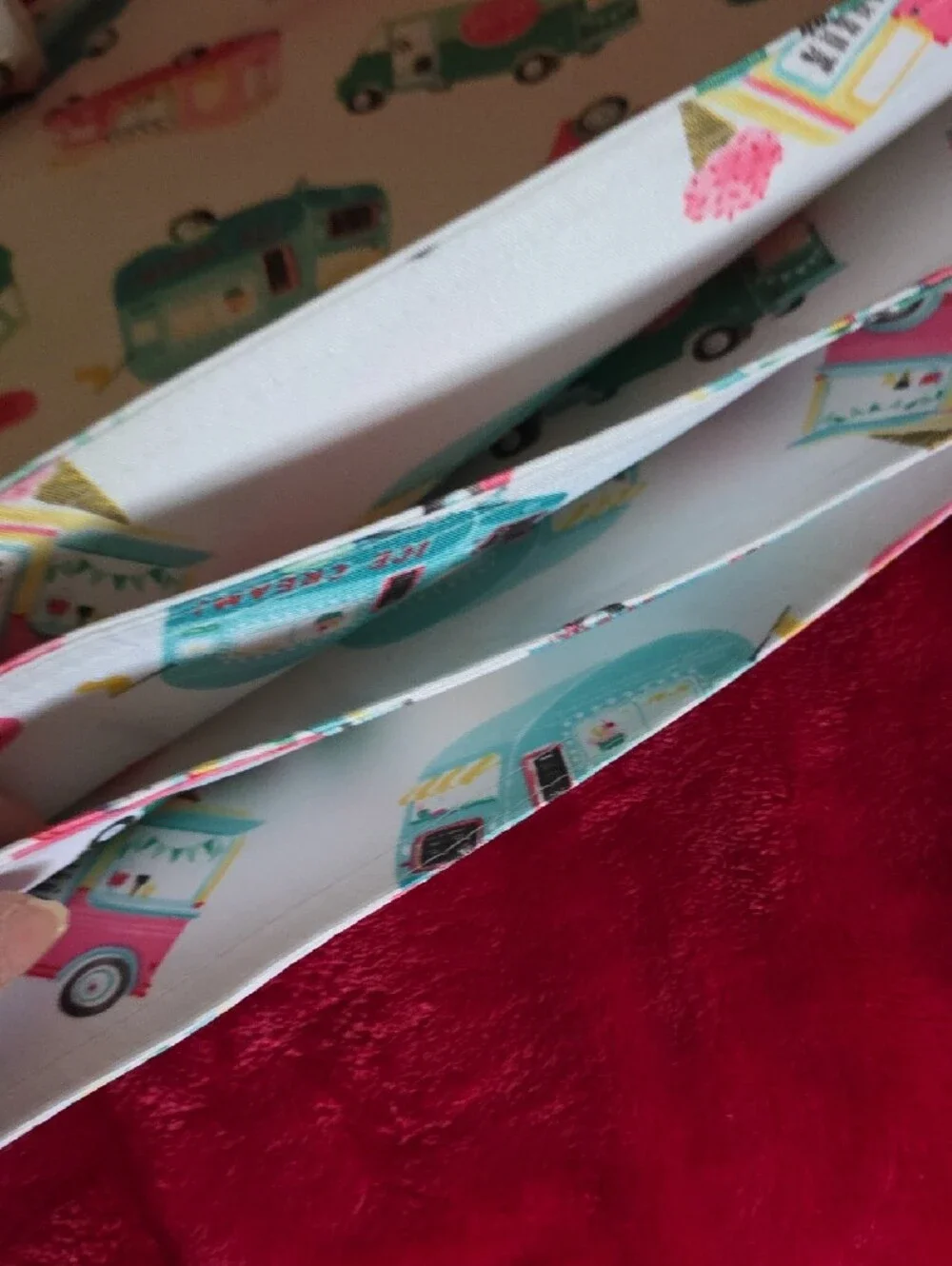 Indoor/Outdoor Tablecloth/4 Placemats with Colorful Ice Cream Truck Print